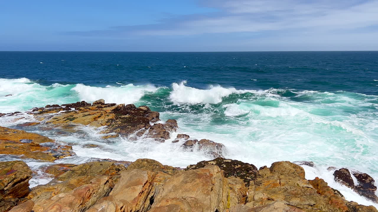 olas rompiendo la costa rocas cabo st francis faro sudafrica impresionante hermoso día de verano paisaje de la playa jbay ostra jardín ruta de la costa cámara lenta panorámica a la izquierda