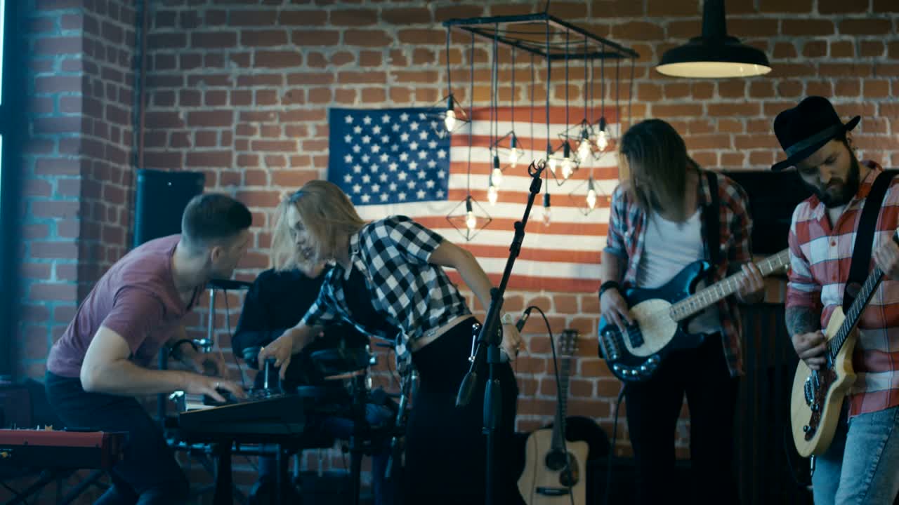 la banda está ensayando el espectáculo.