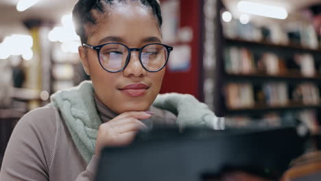 mujer estudiando en una biblioteca