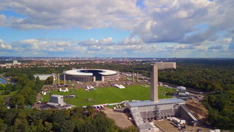 Wunderbare-Luftaufnahme-Fluggeschwindigkeitsrampe-Hyperlapse-Motionlapse-Zeitraffer-Des-Olympiastadions-Berlin-Deutschland-Am-Sommertag-2022