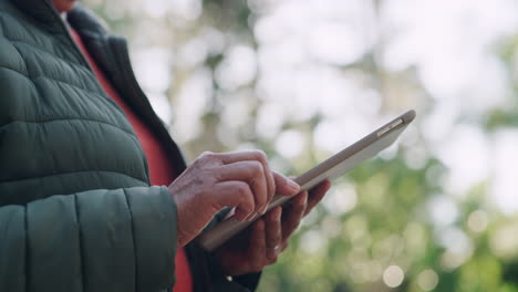 Ältere-Hände-Durchsuchen-Finanzen-Auf-Dem-Tablet