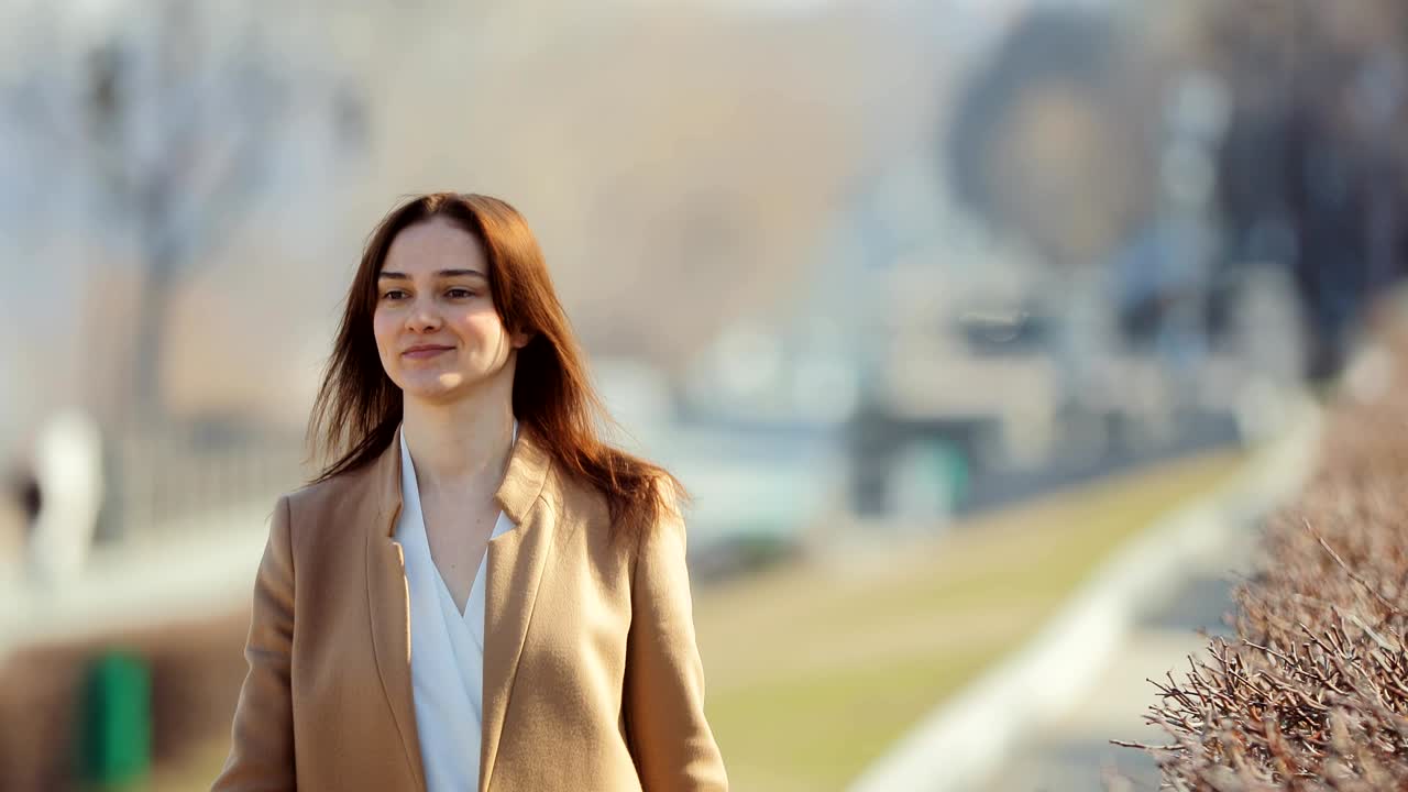 예쁜 젊은 여성이 거리를 걸어서 삶을 즐기고 있습니다. 초상화.