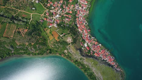 La-Impresionante-Presencia-Junto-Al-Lago-Del-Pueblo-Albanés:-Un-Paraíso-Natural-En-La-Península-Rocosa-Con-Aguas-Color-Esmeralda,-Que-Ofrece-Protección-Escénica