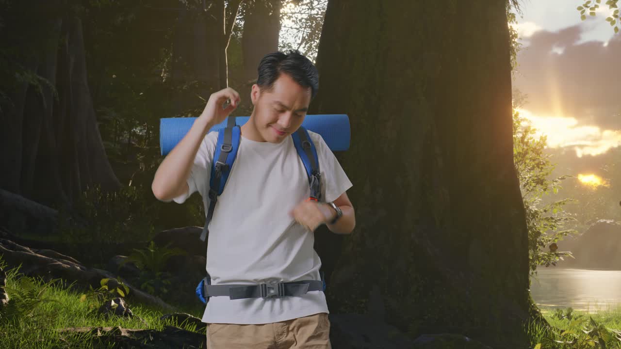 산악 배 을 들고 있는 아시아 남자 산책객 은 숲 의 자연 을 탐험 하는 동안 춤 을 즐긴다