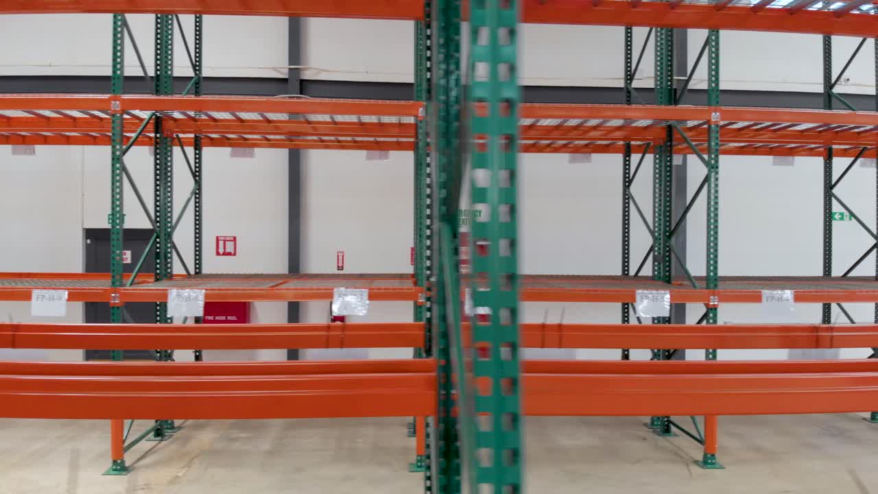 palets vacíos en estanterías de cerca