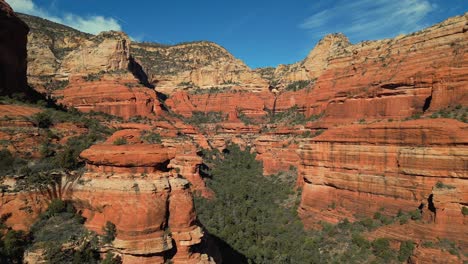 Fay-Canyon-in-Sedona-Arizona-on-a-blue-sky-day-revealing-red-rocks-and-cliffs