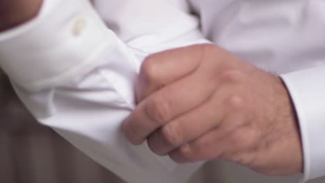 preparación de la camisa antes de una boda