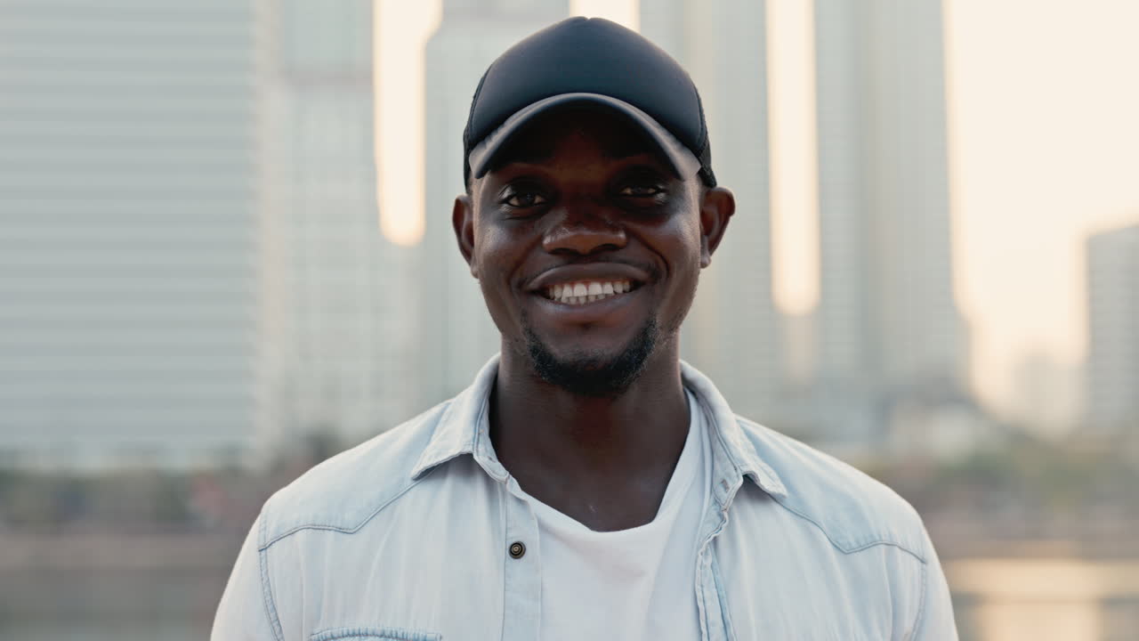 ritratto di un uomo sorridente in una città