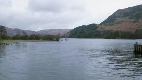 Agua-Idílica-Con-Barco-De-Vapor-En-El-Lago-Ullswater-En-Cumbria,-Inglaterra