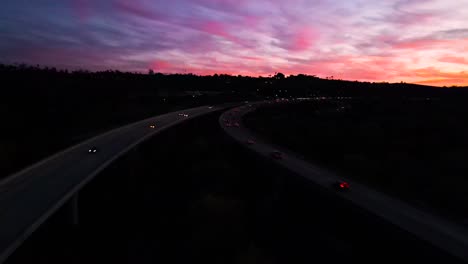 tráfico de autopista al atardecer, histórico puente san luis rey