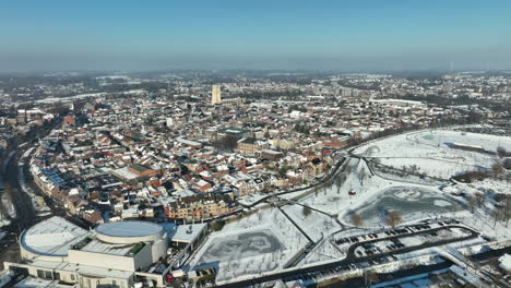 Paisaje-Urbano-Panorámico-Aéreo-De-La-Ciudad-De-Tongeren-En-Un-Día-Soleado-Y-Nevado-De-Invierno