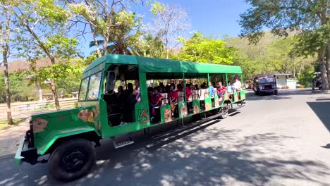 el tranvía lleva a los visitantes a través del zoológico de chonburi.