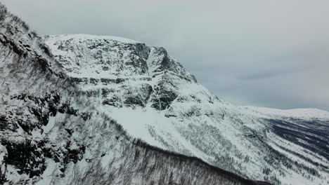 Disparo-De-Drones-Volando-Sobre-Montañas-Cubiertas-De-Nieve-En-Troms-Og-Finnmark,-Noruega