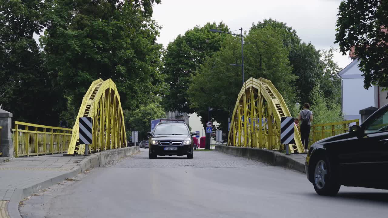 One way Yellow bridge traffic time lapse in the summer. 60 fps.