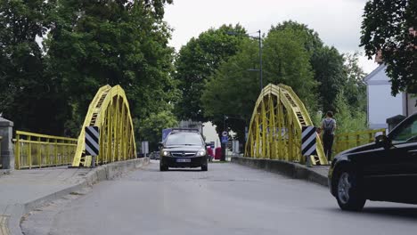 one way yellow bridge traffic time lapse in the summer. 60 fps.