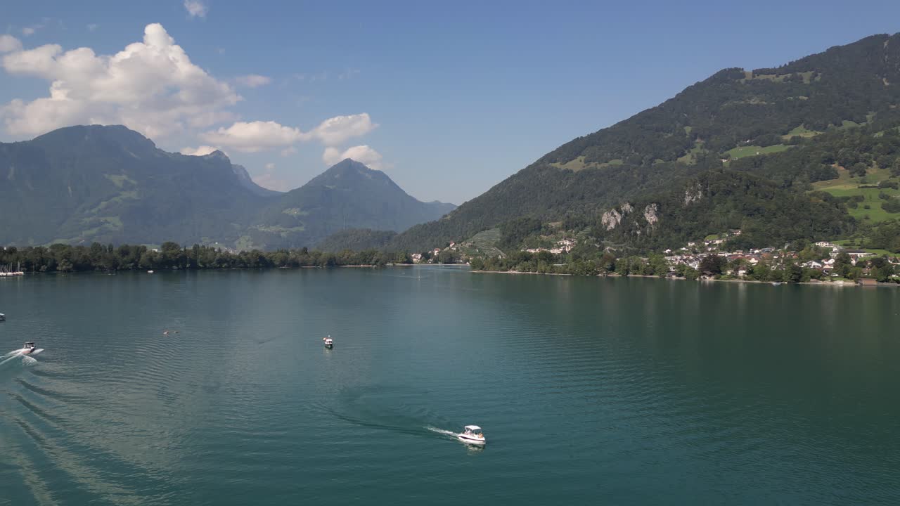 vista aérea de hermosos lagos en europa junto con deportes acuáticos y barcos de pesca