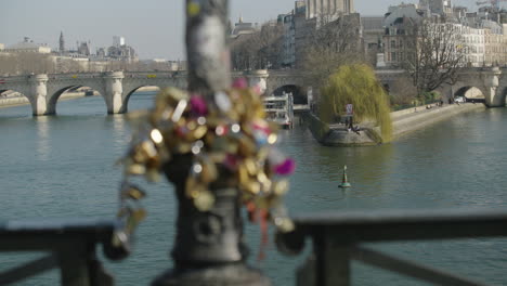 Nahaufnahme-Von-Liebesschlössern,-Der-Brücke-Der-Künste-In-Paris