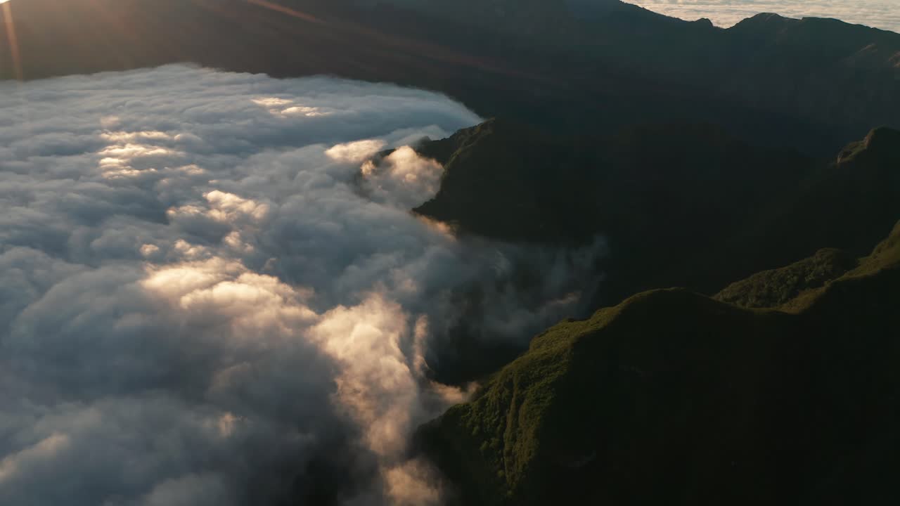 aéreo por encima de las nubes y el paisaje montañoso de la isla de madeira