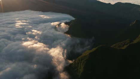 Antenne-Hoch-über-Wolken-Und-Berglandschaft-Der-Insel-Madeira