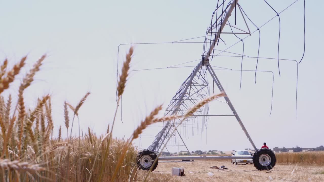 машина, используемая для оросительной системы централизованного полива, установленная на ферме в пакистане в солнечный день