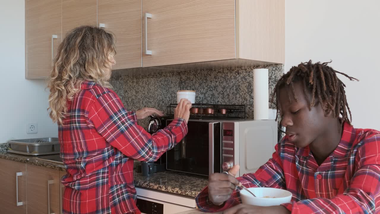 Persone in cucina che fanno colazione