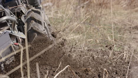 rototiller moviendo tierra vegetal, agricultura en suecia, cámara lenta de cerca