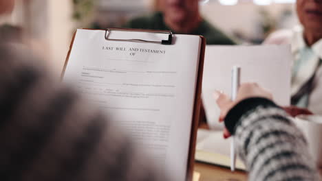 reunión familiar para el último testamento
