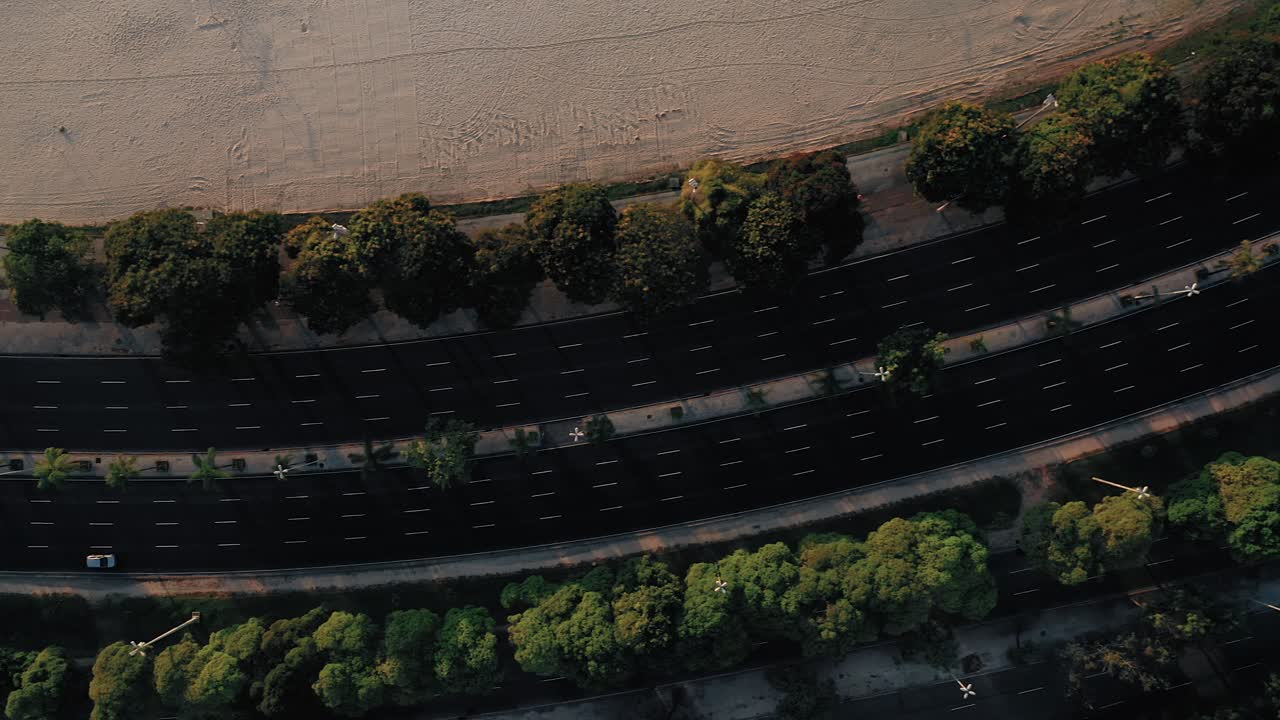 코로나바이러스 봉쇄 기간 동안 리우데자네이루 보타포고의 조용한 해변가 고속도로