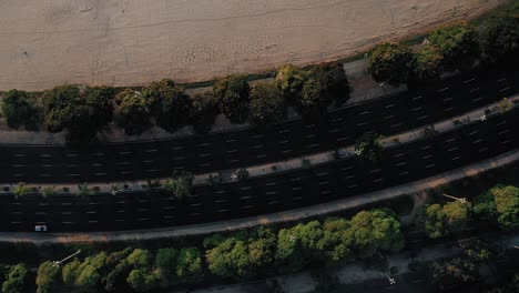 Tranquila-Carretera-Junto-A-La-Playa-En-Botafogo,-Río-De-Janeiro-Durante-El-Bloqueo-Del-Coronavirus