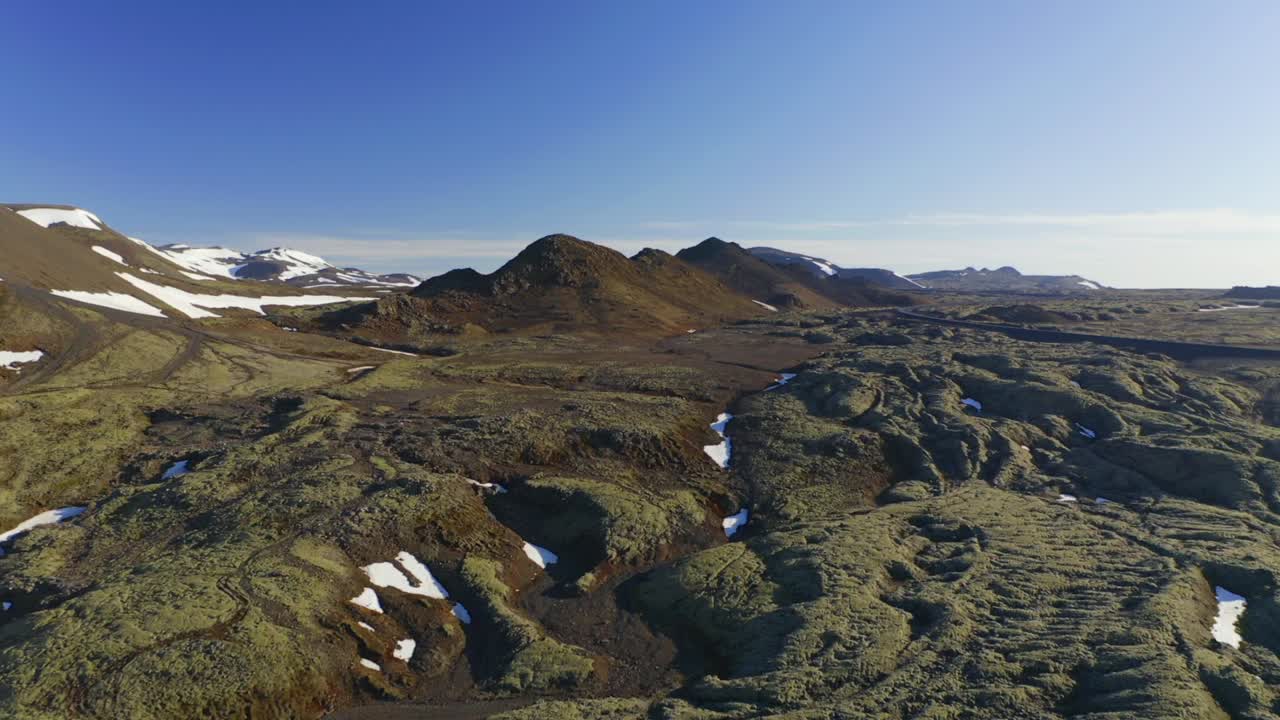 Paisagem Diurna de Cratera Vulcânica com Campo de Lava Coberto por Musgo na Islândia
