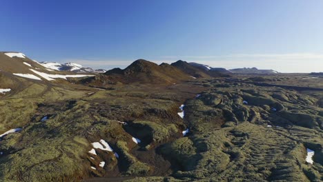 paisaje diurno de cráteres volcánicos con campo de lava cubierto de musgo en islandia