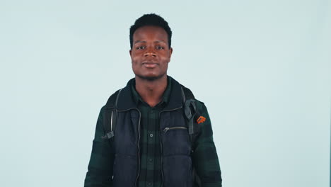 estudiante, pulgares hacia arriba y feliz en el estudio en azul