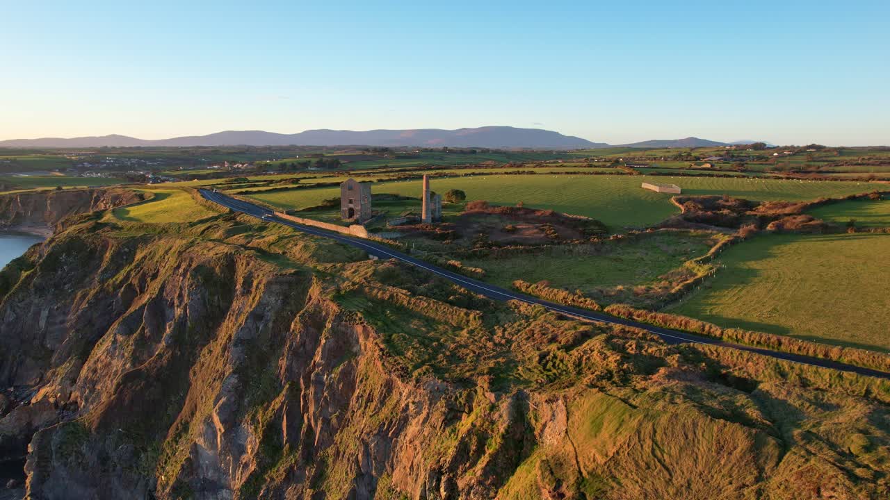 costa de cobre waterford diciembre, un día de invierno frío y brillante, puesta de sol con un brillo dorado en los acantilados del mar, hora dorada