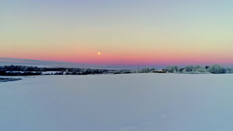 Luftflug-In-Richtung-Vollmond-Am-Farbenfrohen-Himmel-Am-Frühen-Morgen-Während-Des-Weißen-Verschneiten-Wintertages-In-Der-Natur