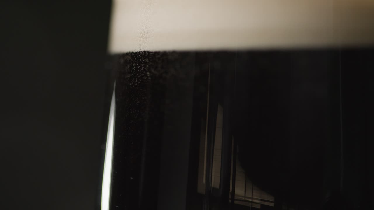 성 패트릭의 날 3일을 축하하기 위해 유리에 아일랜드 스타우트 파인트를 가까이