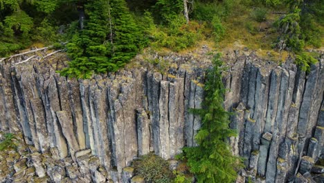 Atemberaubende-Geometrische-Basaltsäulen-Mit-Fliegender-Drohne,-Um-Das-Geröllfeld-Freizulegen