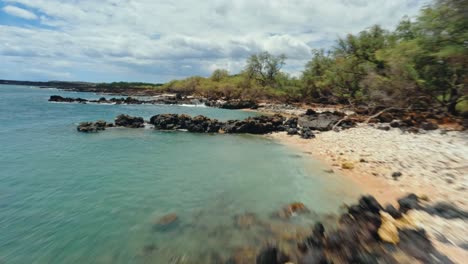 Schnelles-Und-Niedriges-Fpv-drohnenvideo,-Das-über-Vulkanischen-Lavafelsenstrand-In-Maui-Hawaii-Fliegt