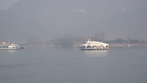 Großes-Schiff,-Das-Touristen-Zur-Nami-insel-Bringt-Und-Sich-An-Land-Bewegt