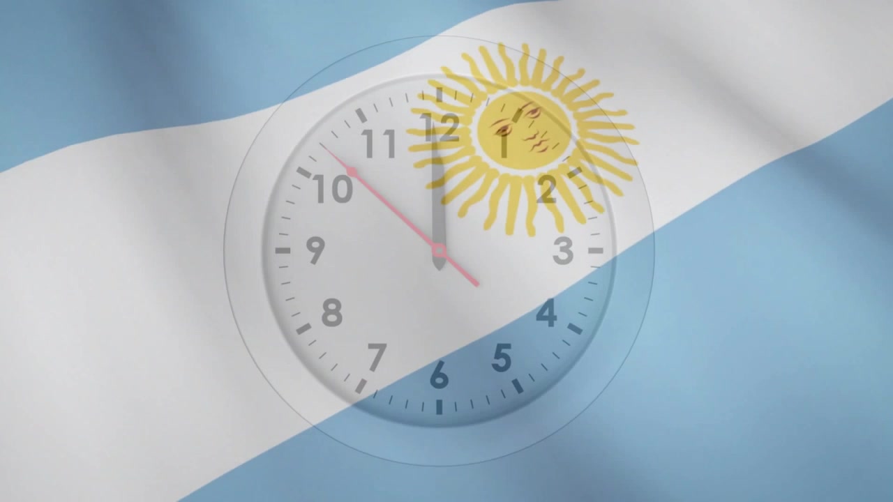 All'inizio, una bandiera argentina traslucida sventola mentre le lancette dell'orologio avanzano, mostrando l'ora e il Sole.