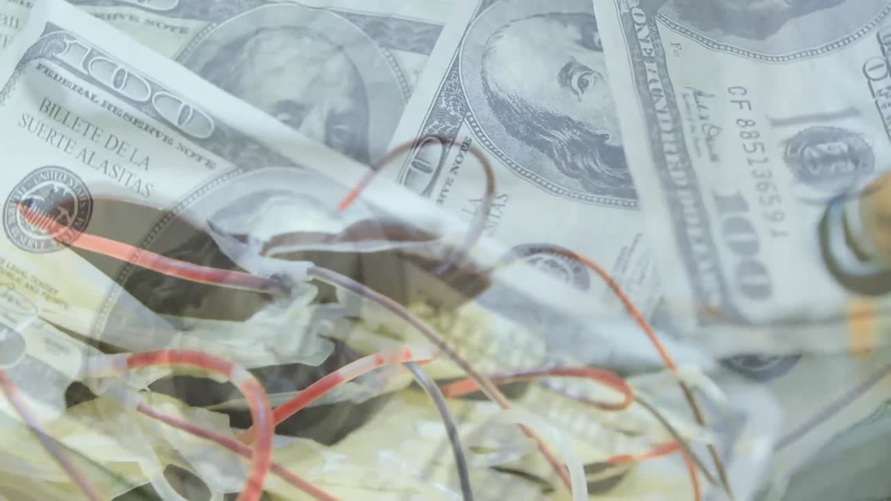 여러 개의 지폐가 회전하는 애니메이션 백인 의사가 혈액 봉투를 확인하고 있습니다.