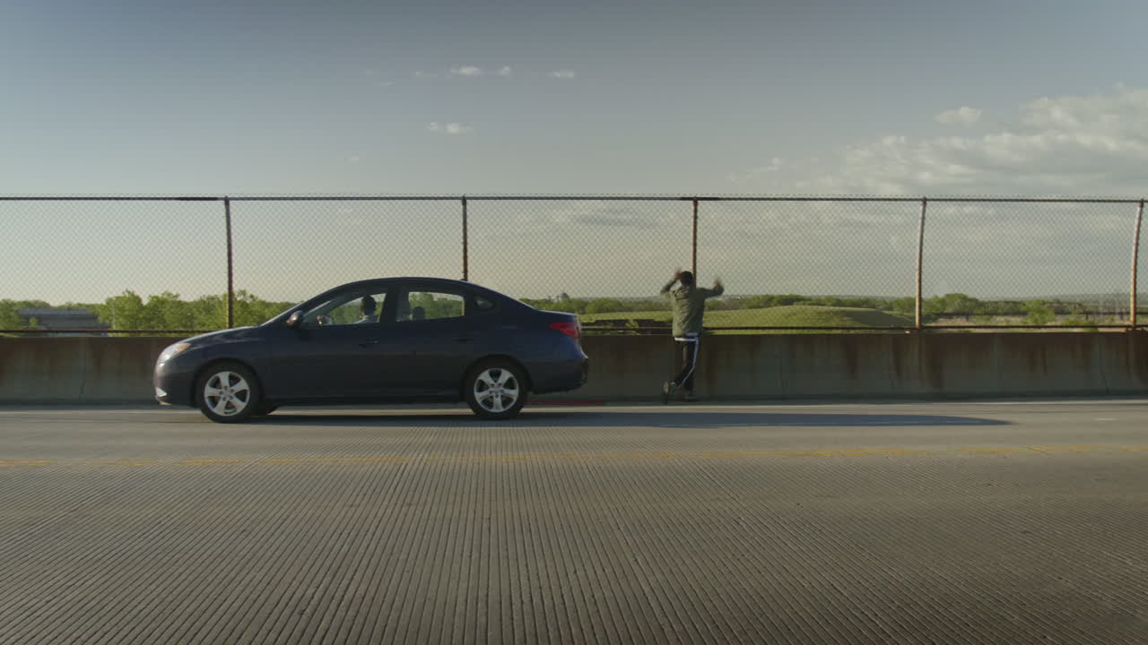 hombre afroamericano saliendo del lado del pasajero de un automóvil durante una discusión