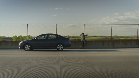 Hombre-Afroamericano-Saliendo-Del-Lado-Del-Pasajero-De-Un-Automóvil-Durante-Una-Discusión