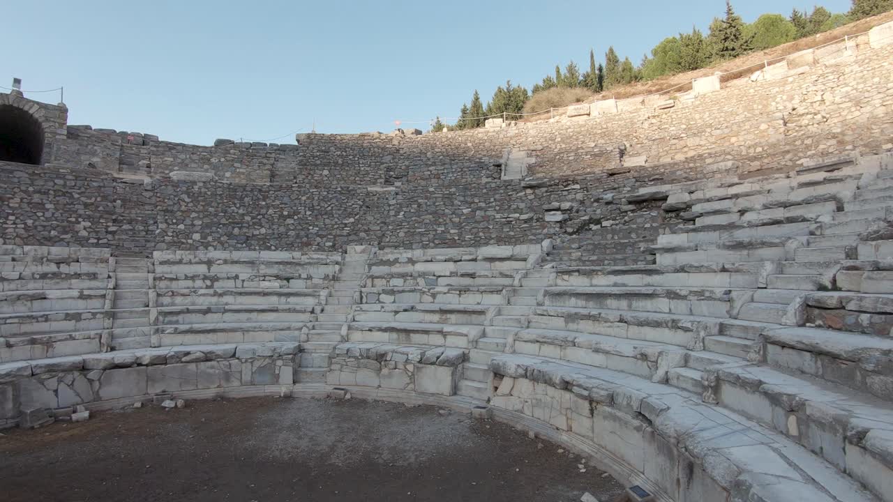 bouleuterion의 왼쪽 패닝 샷, 칠면조 에베소에 있는 오데온 고대 반원형 극장