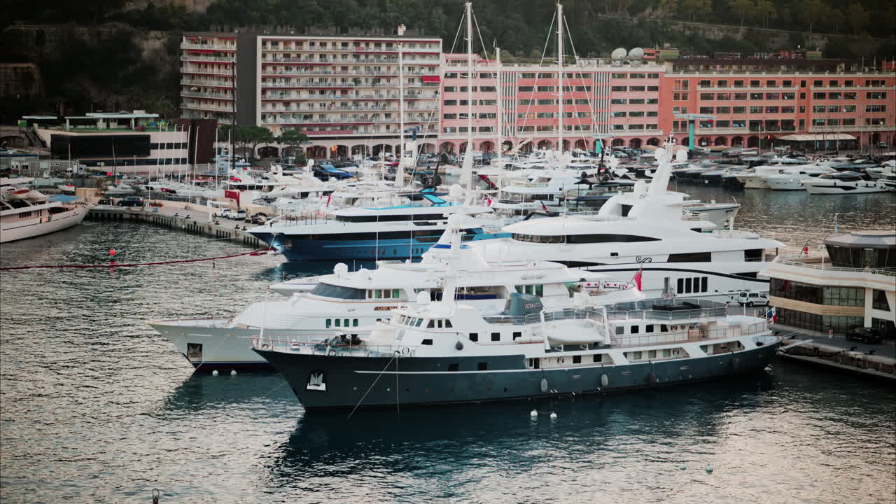 La Condamine, Monaco - 4 ottobre 2024: vista delle barche ormeggiate nel porto turistico di Monaco con lo skyline della città sullo sfondo