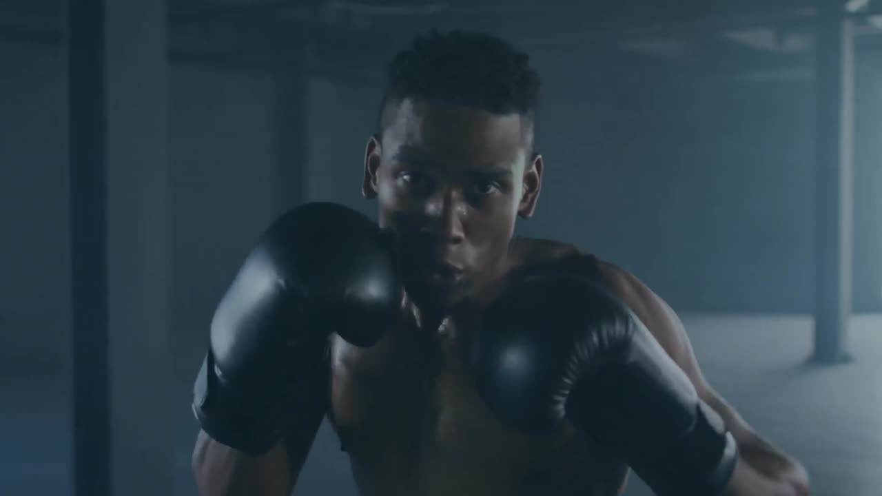 animación de interferencia sobre el boxeador masculino de dos razas golpeando