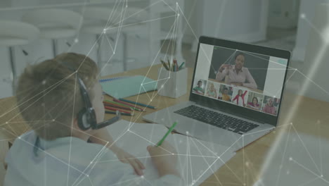 animación de una red de conexiones sobre un niño caucásico que usa una computadora portátil para una lección escolar en línea