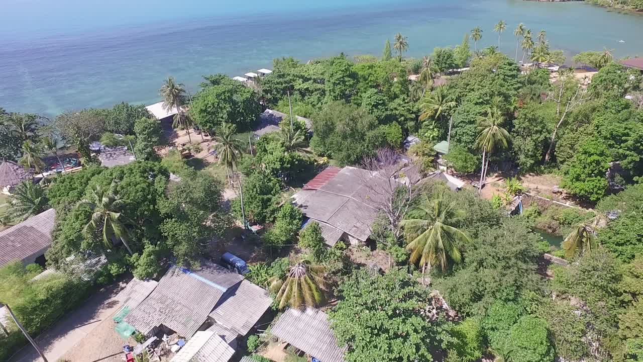 toma aérea de un pueblo tailandés en una isla tropical en el golfo de tailandia