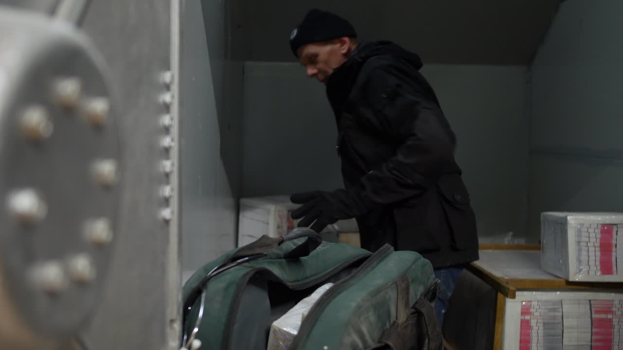 un ladrón de bancos limpiando una caja fuerte