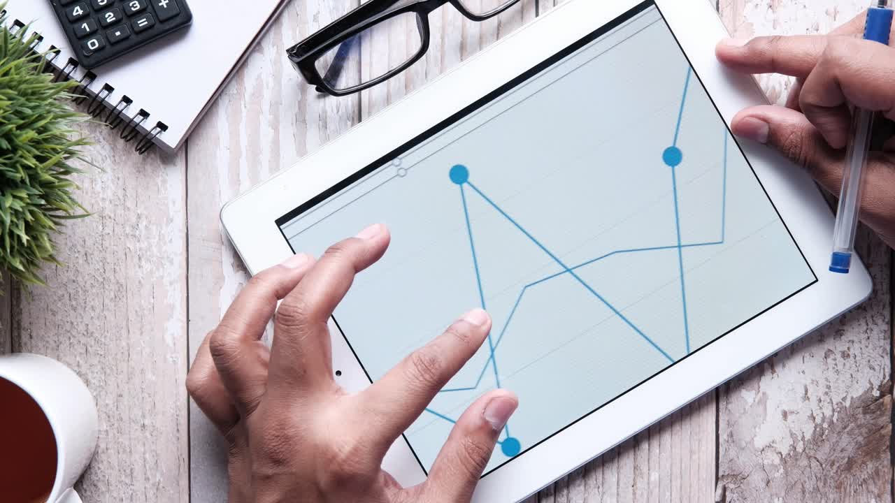 persona que revisa los datos en una tableta