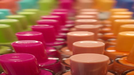 exhibición de esmalte de uñas colorido